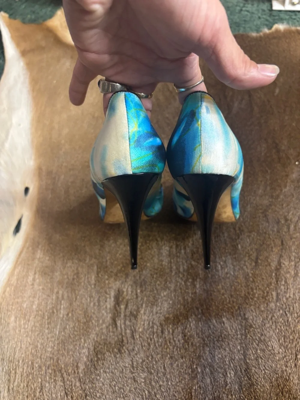 Manolo Blahnik reposhing this
