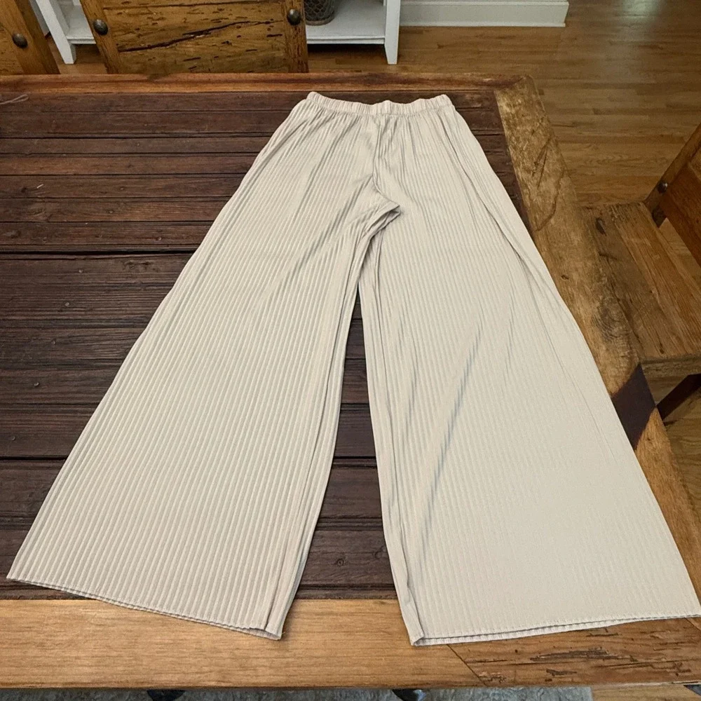 Uniqlo Beige Micro Pleated Wide Leg Pants Elastic Waist High Rise 241-456032 S