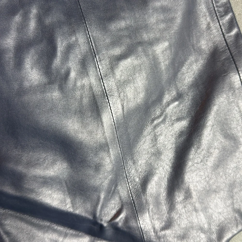 Vince sleek black