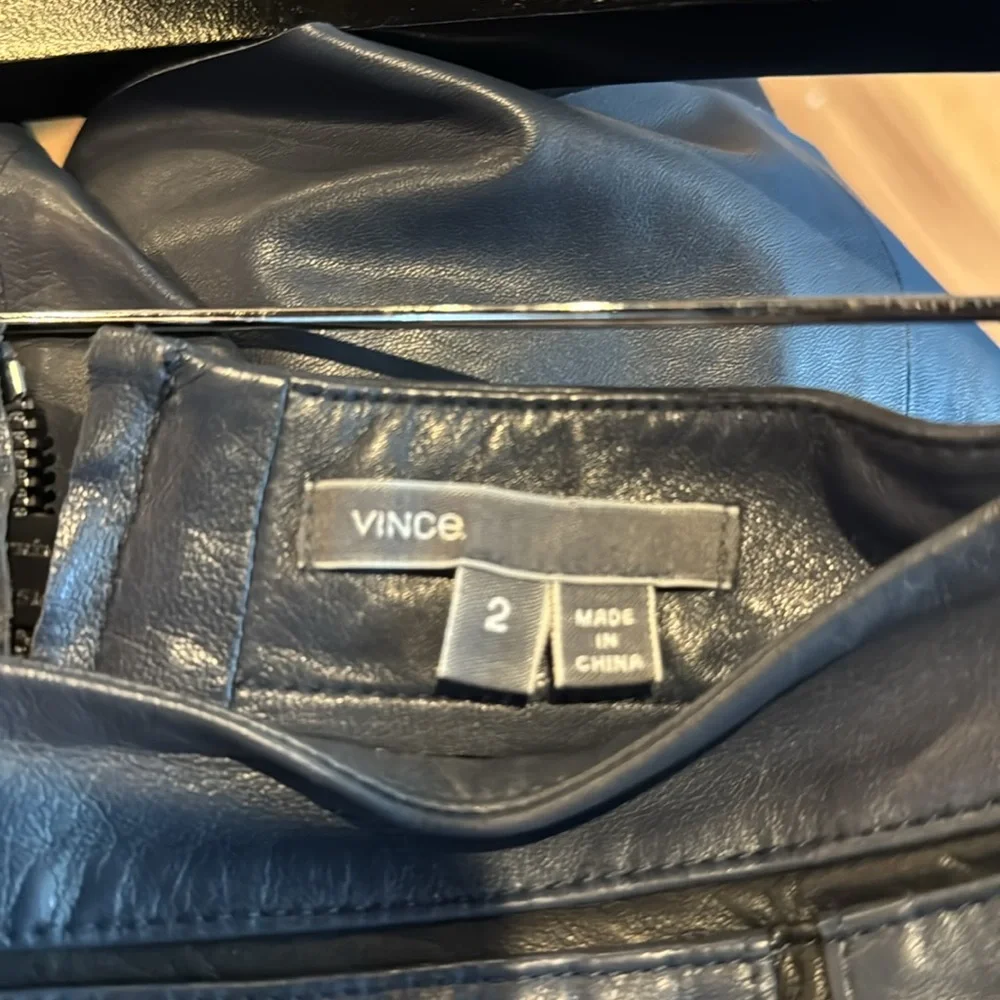 Vince sleek black