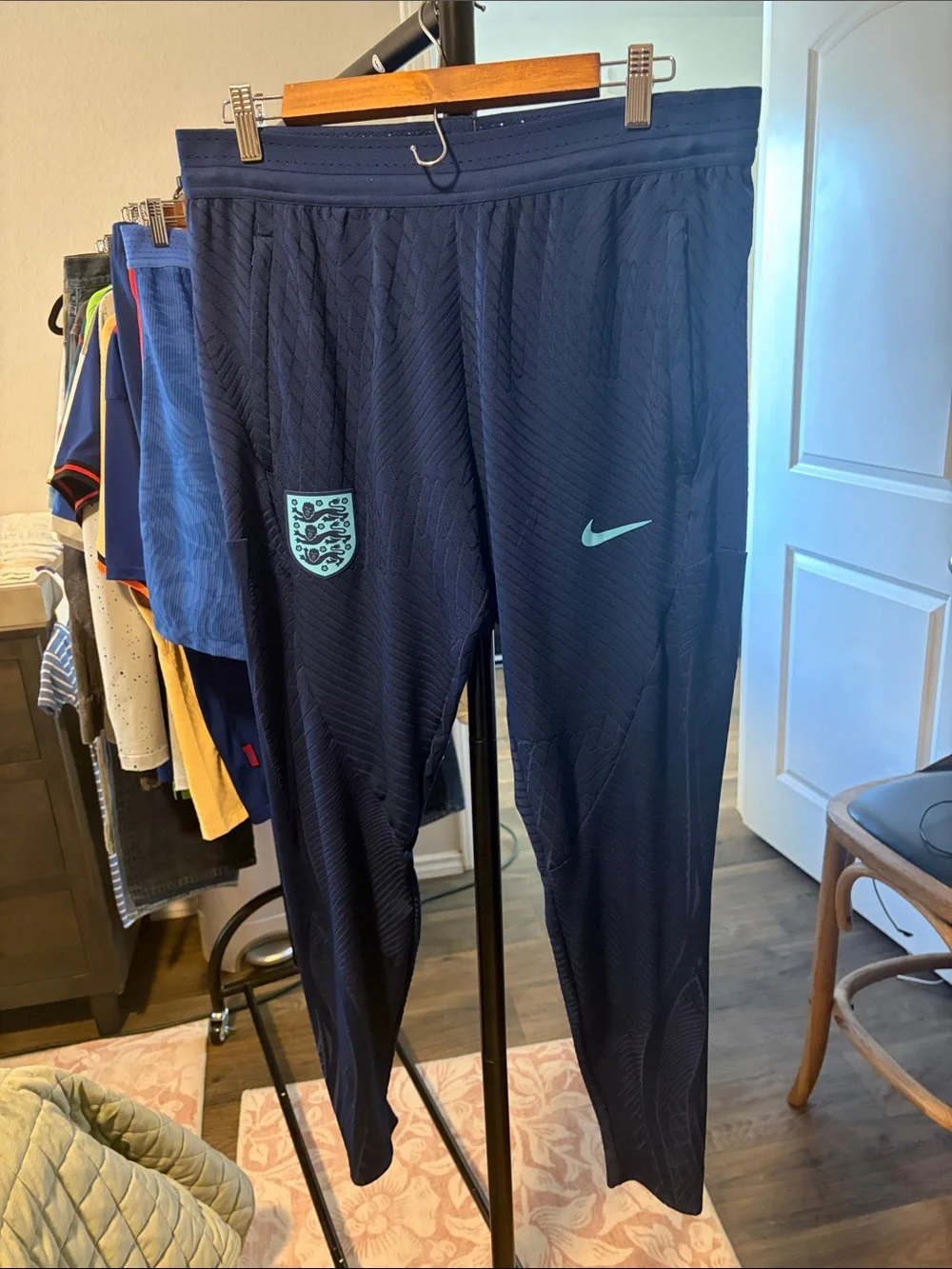 Nike Men’s Navy Blue England Crest Soccer Joggers