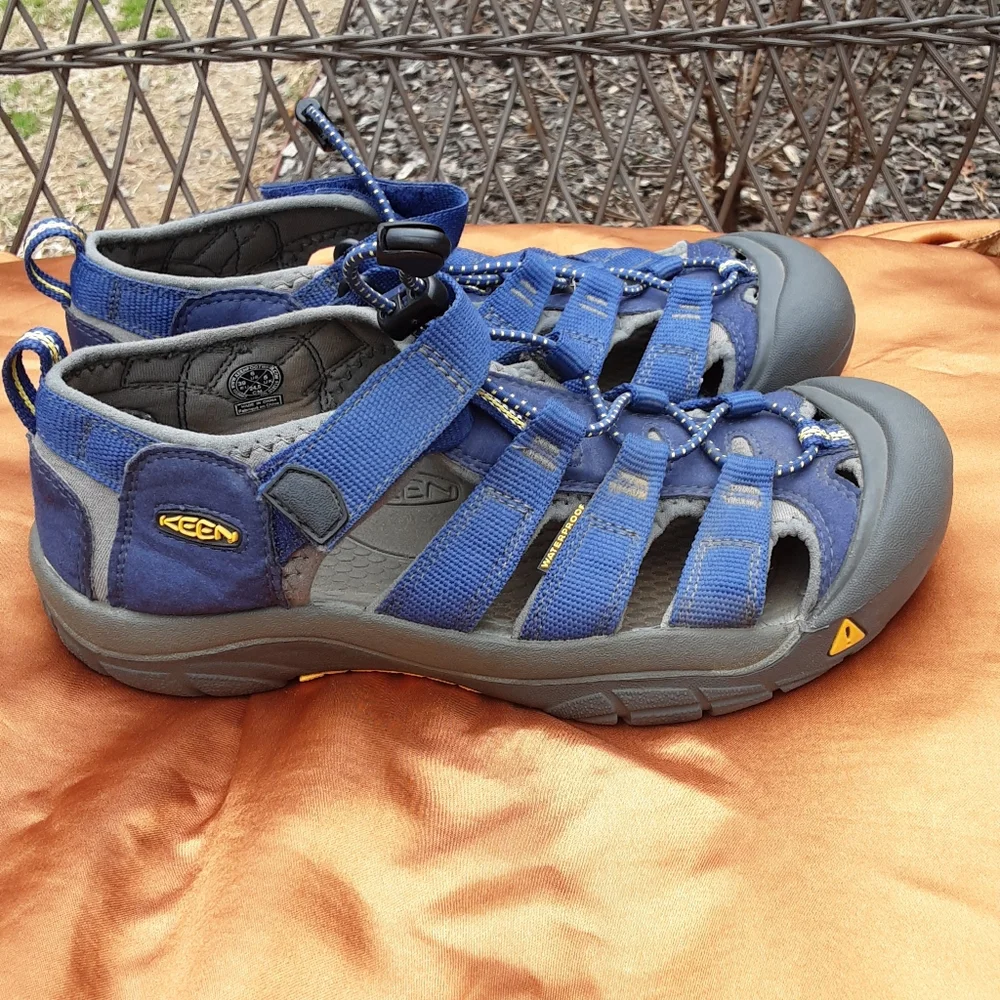 Keen Women's Outdoor Hiking Waterproof Footwear Size 6.