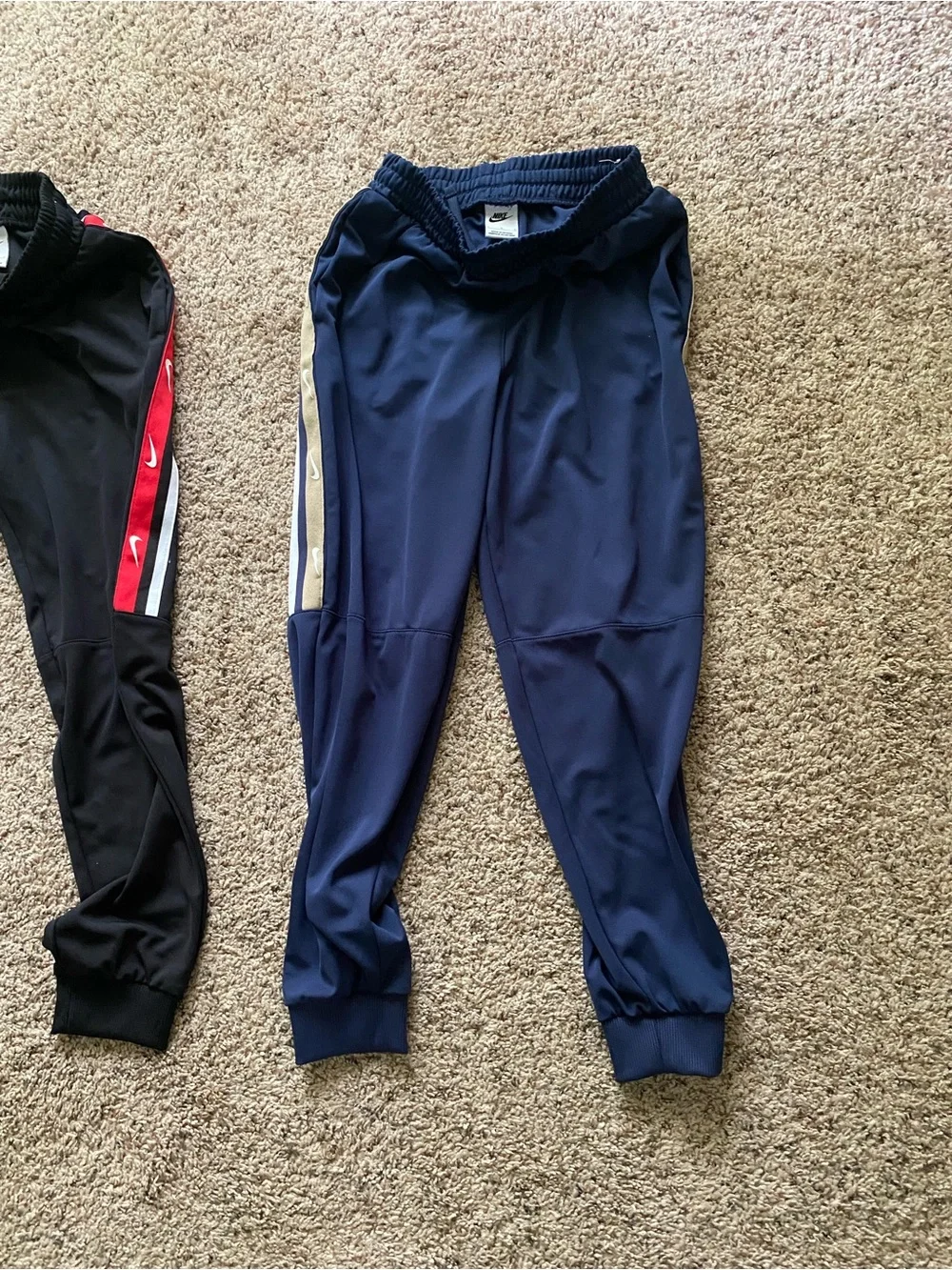 Like brand new—comfy and sharp looking Nike joggers size L