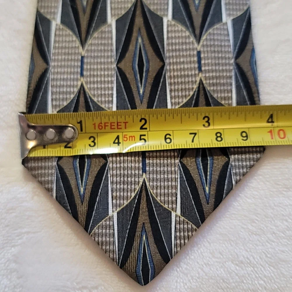 Palatina necktie showcases