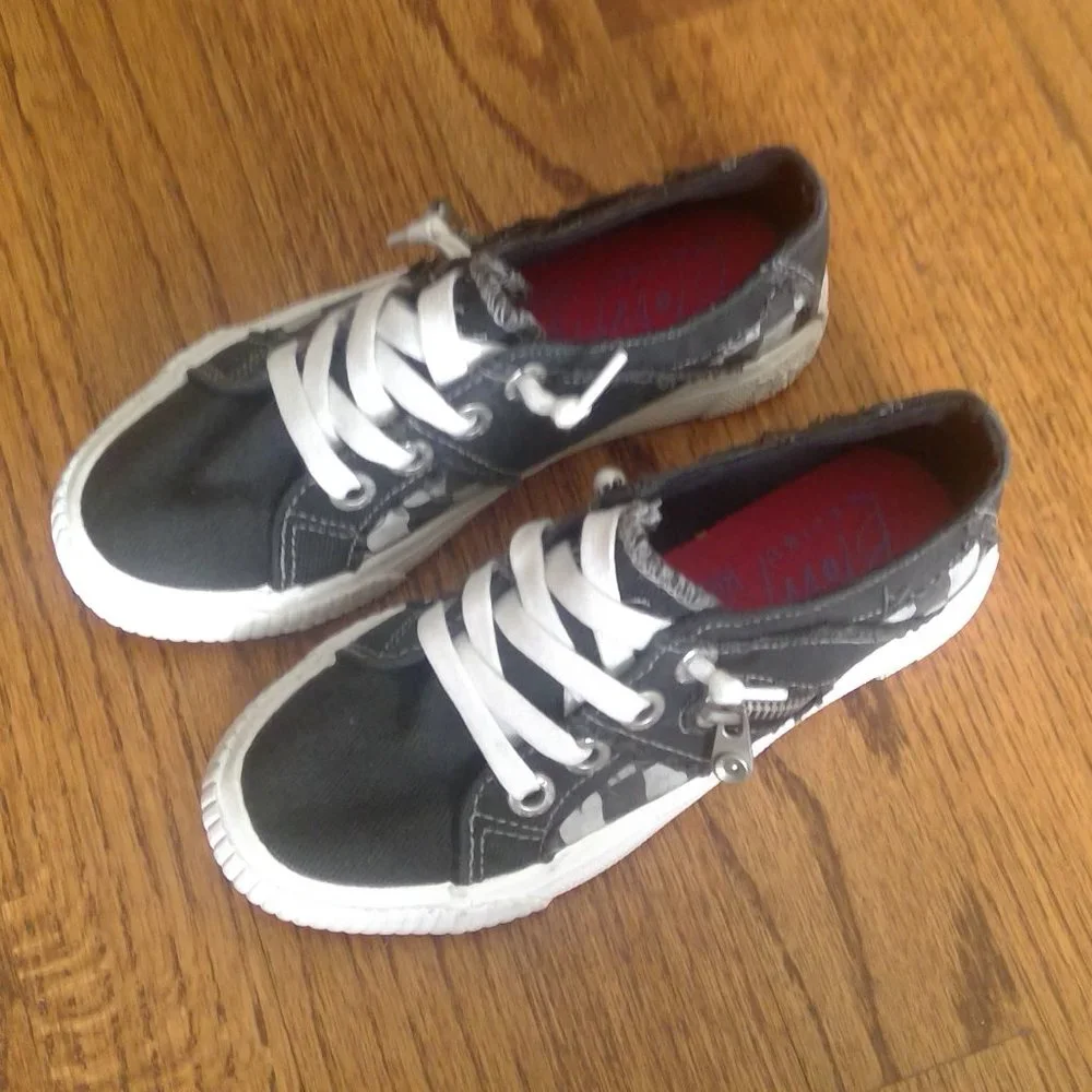 Blowfish Kids Size 13 Unisex Black and White Skater Style Sneakers