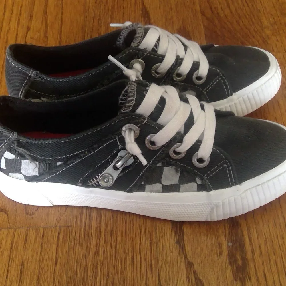 Blowfish Kids Size 13 Unisex Black and White Skater Style Sneakers