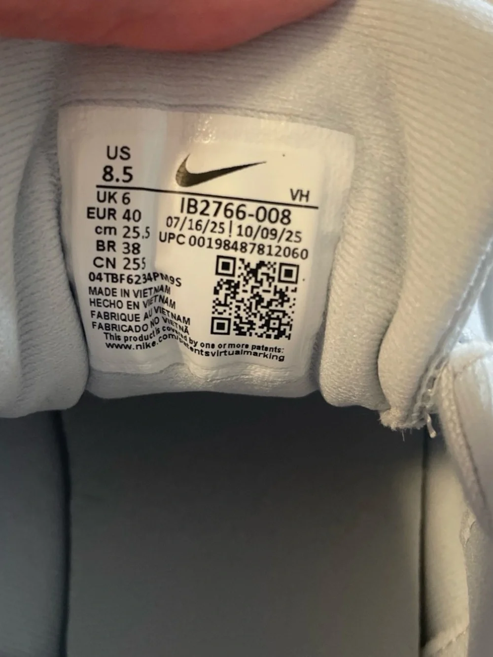 Nike sneakers white