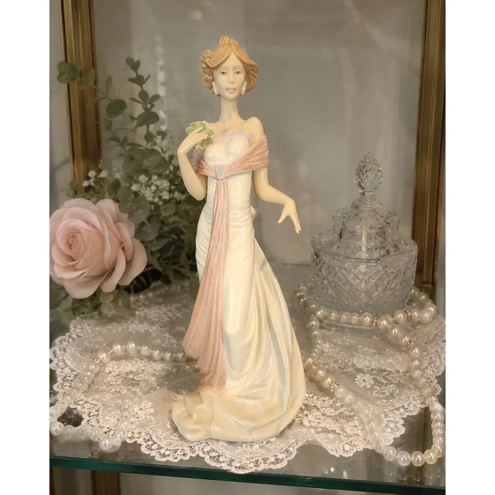Lladro 6366 Summer Infatuation Figurine 12.5