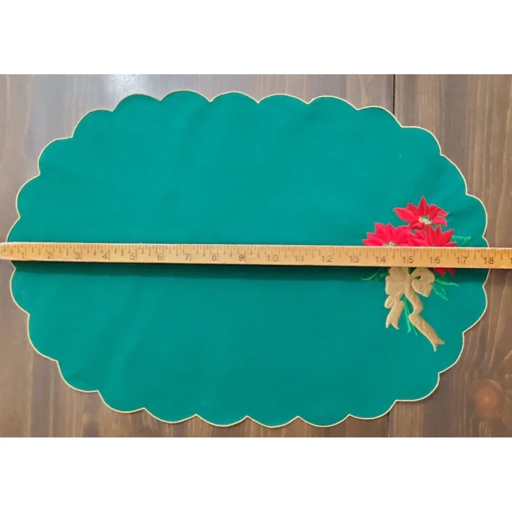 Oval Doily Placemat Green Embroidery Scalloped Poinsettias Christmas 12x18