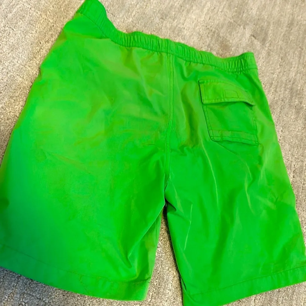Psycho bunny swim trunk. Side pockets and Velcro pocket on the back.