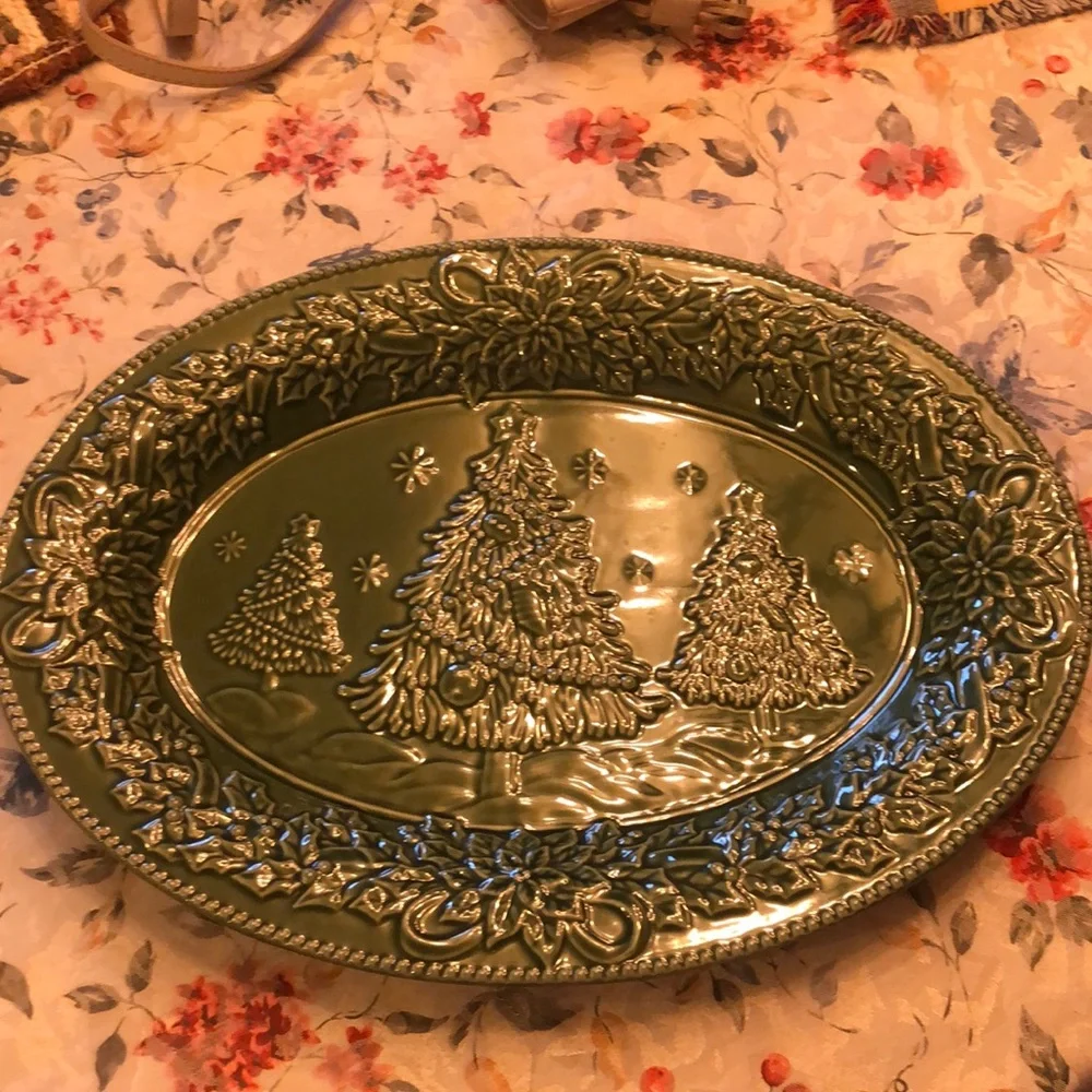 Cracker Barrel Green Christmas Tree Serving Platter Plate PEACE EARTH Majolica