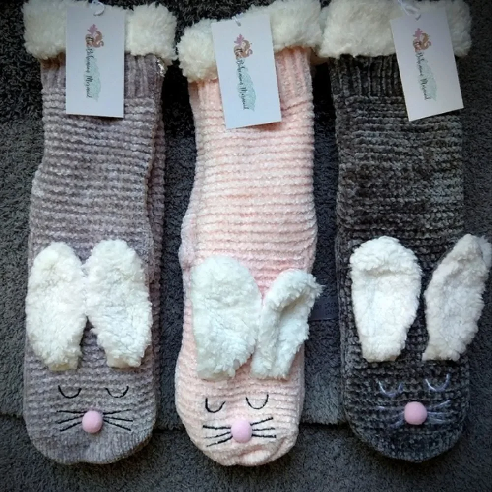 🍒NWT🍒 SNOW BUNNY NONSLIP SLIPPER SOCKS