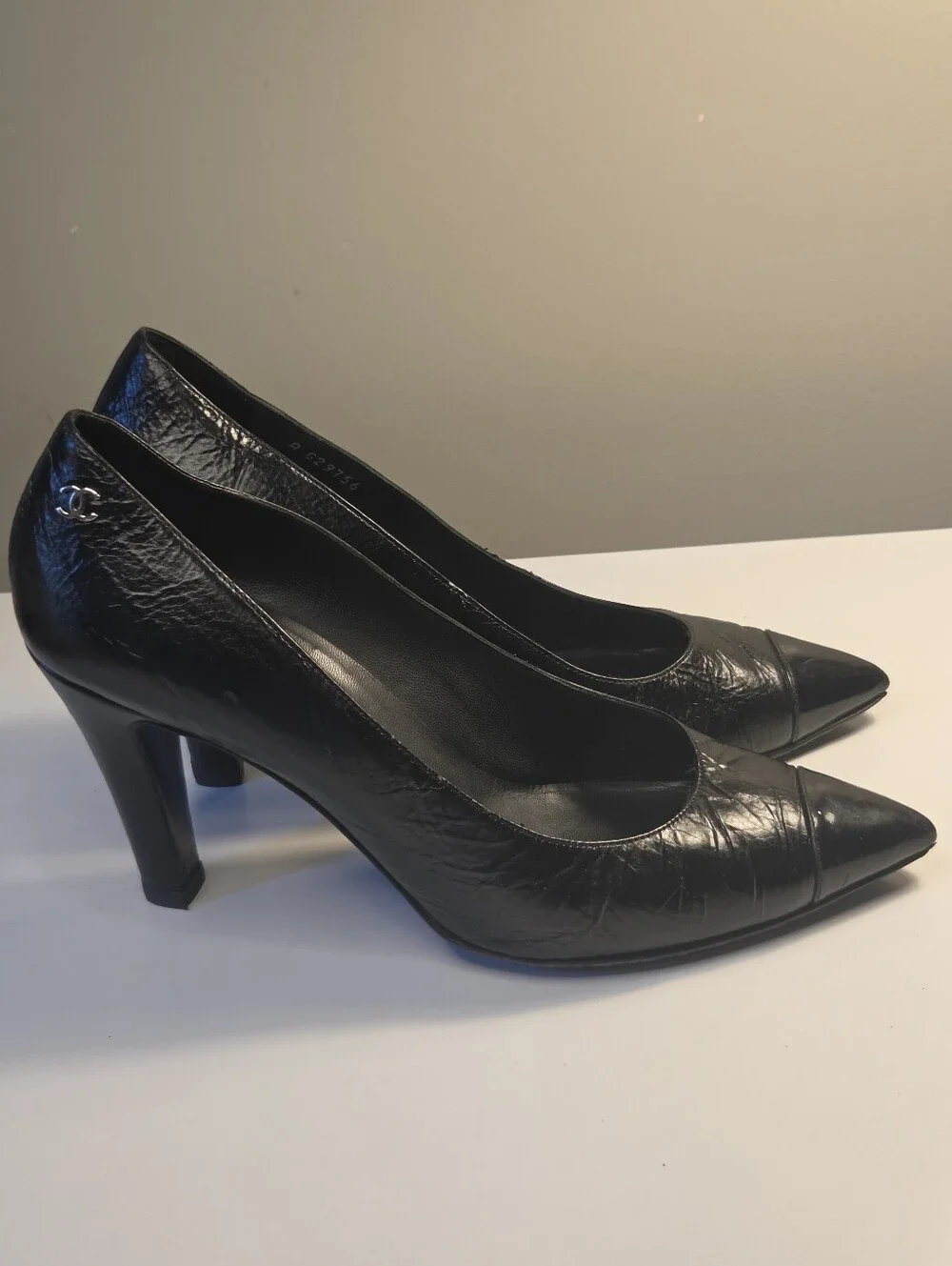 Chanel pumps black leather CC Pointed Cap Toe Size 40 Authentic
