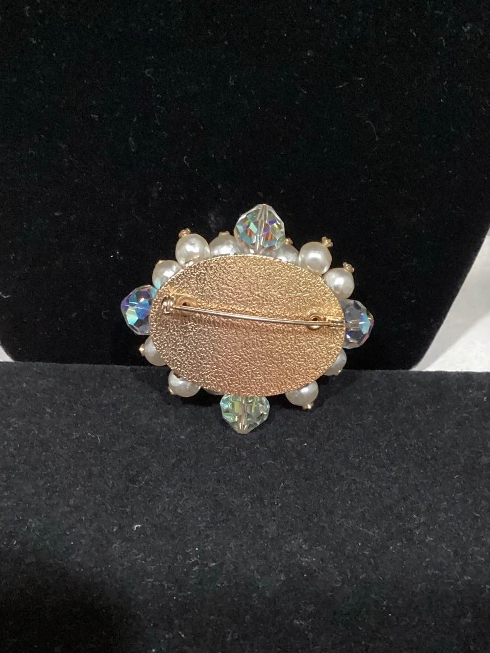 N/A classic brooch