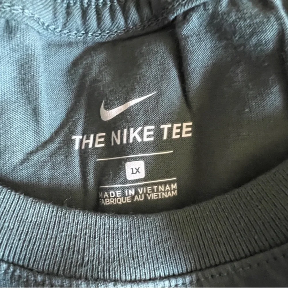 Nike tee size