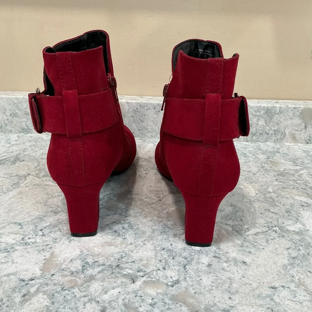 Jaclyn Smith Dulce Ankle Boots 8 Red Faux Suede Block Heel Buckle Booties