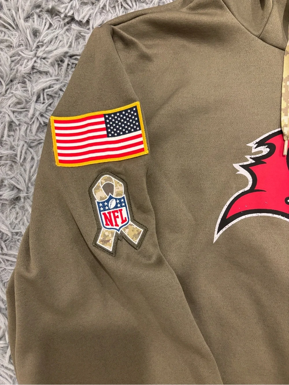 Nike NFL Salute to Service Tampa Bay Buccaneers Hoodie Mens Med Olive Green Camo