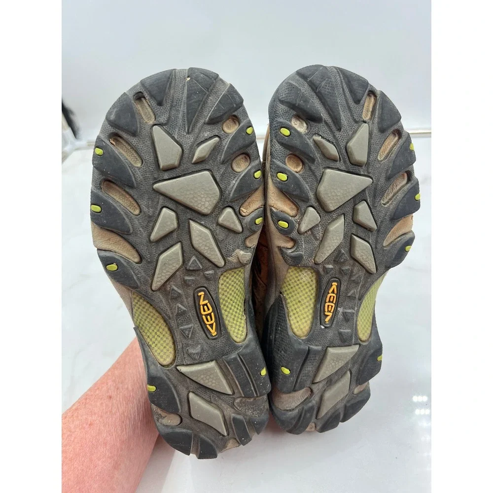 Keen voyageur hiking