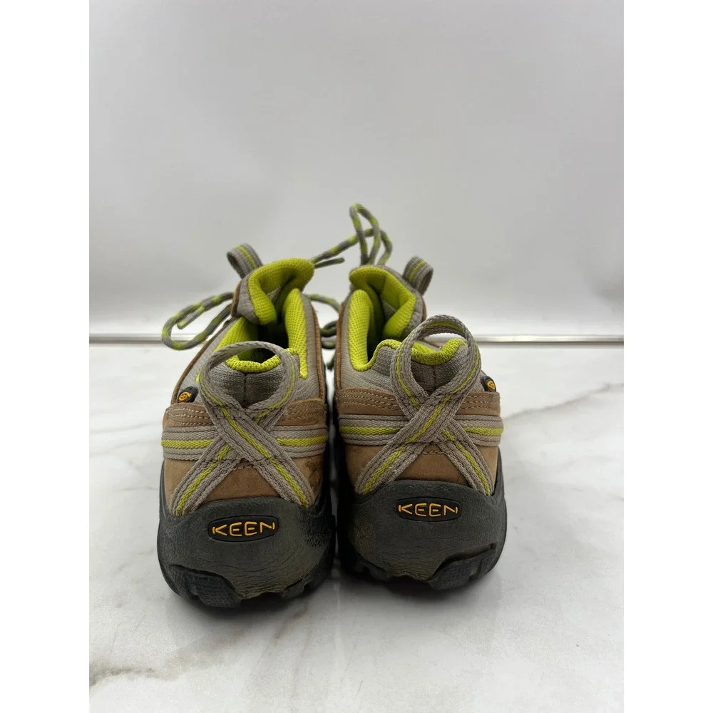 Keen voyageur hiking