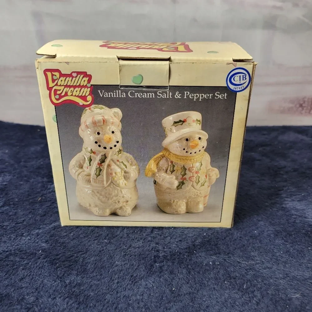 NEW VINTAGE VANILLA CREAM CHRISTMAS SNOWMAN SNOWLADY SALT & PEPPER SHAKERS
