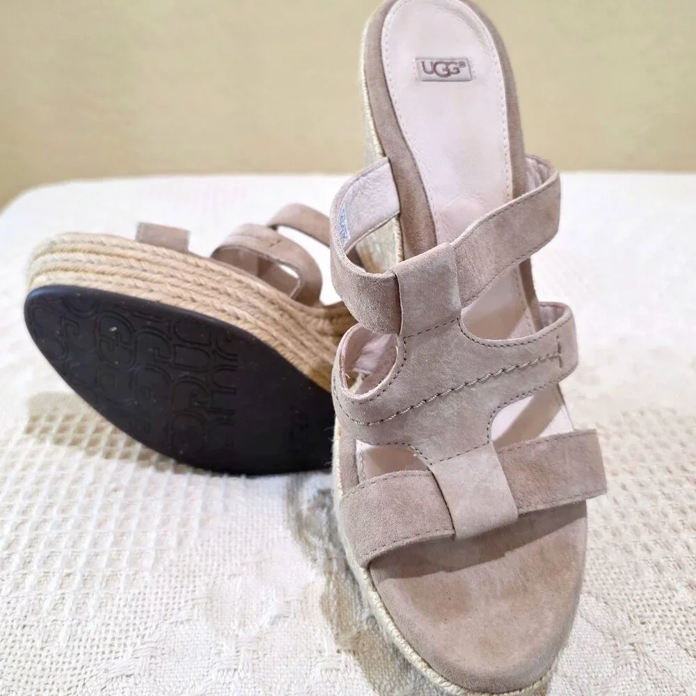 WOMAN’S UGG AUSTRALIA TAUPE TAWNIE WEDGE ESPADRILLE SANDALS - SIZE 10