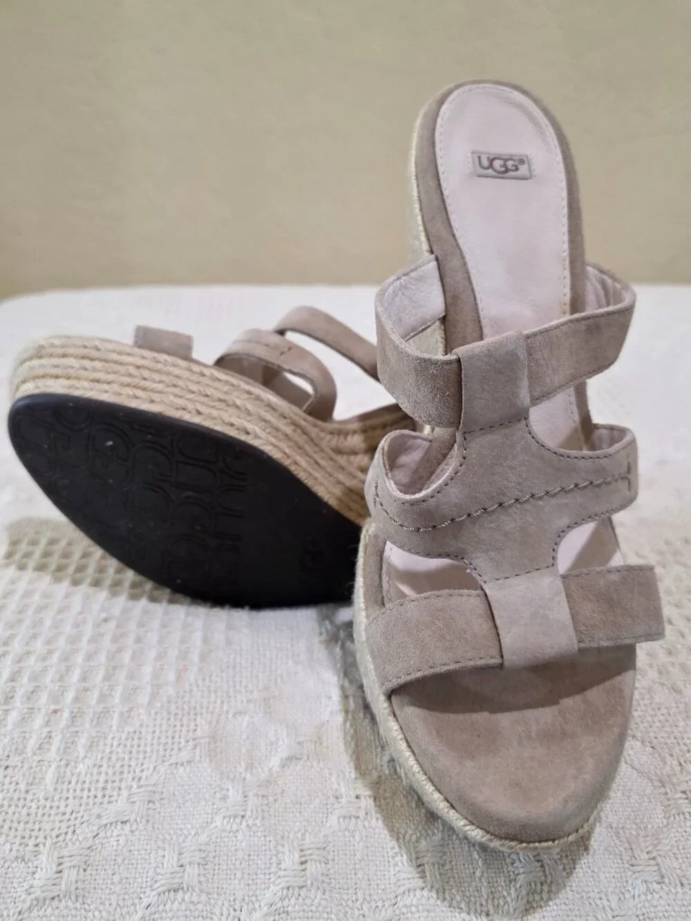 WOMAN’S UGG AUSTRALIA TAUPE TAWNIE WEDGE ESPADRILLE SANDALS - SIZE 10