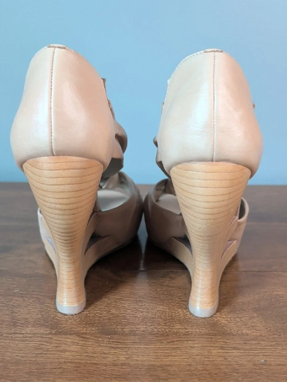 Donald J. Pliner stylish nude