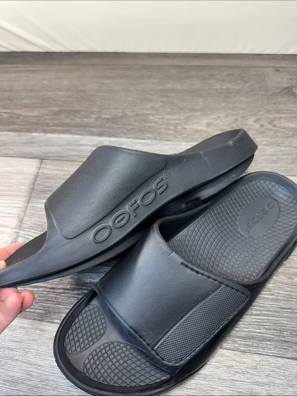 OOFOS slide sandals