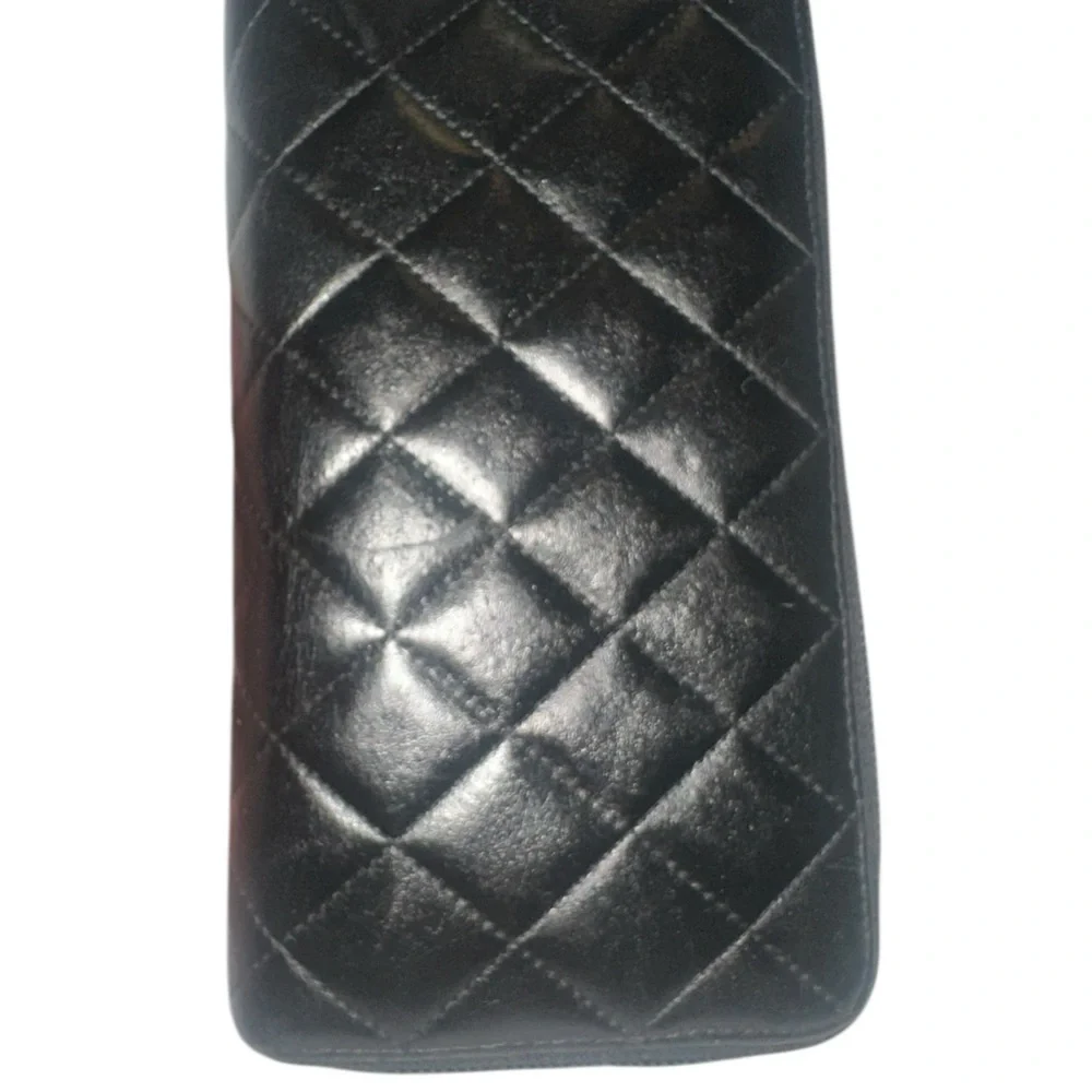 CHANEL quilted wallet
