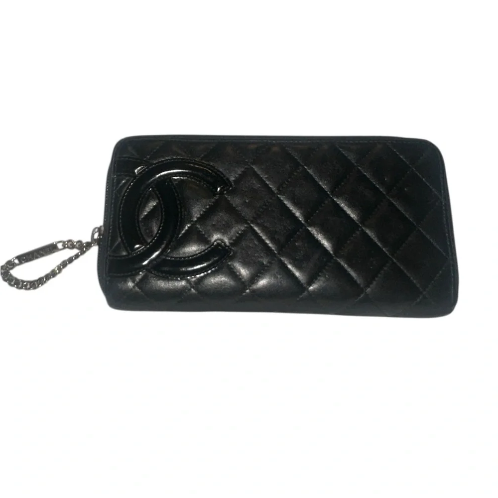 CHANEL quilted wallet