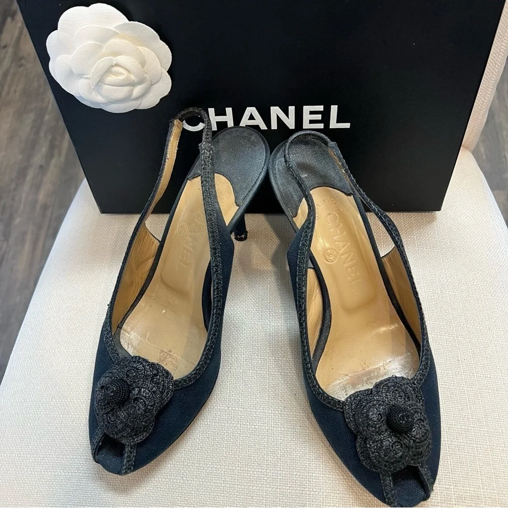 CHANEL leather bag