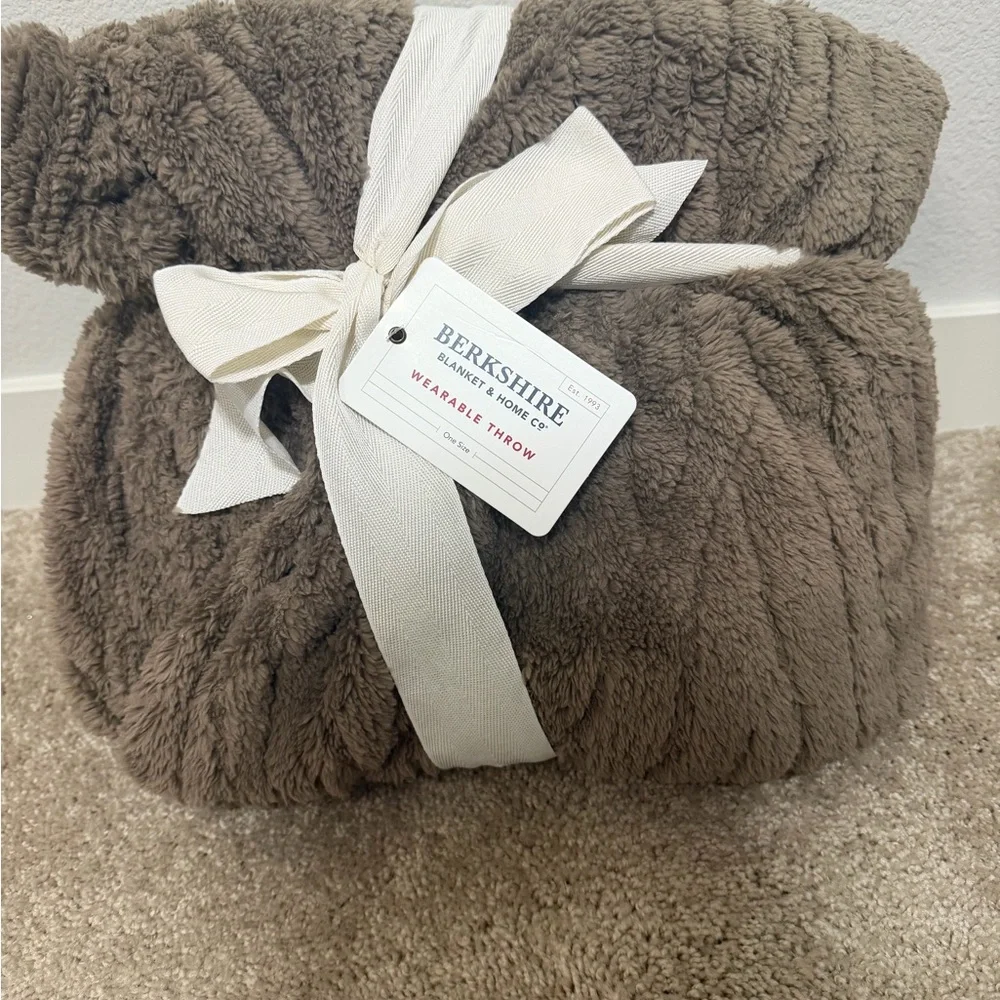 NWT Berkshire Cozy Brown Wearable Throw