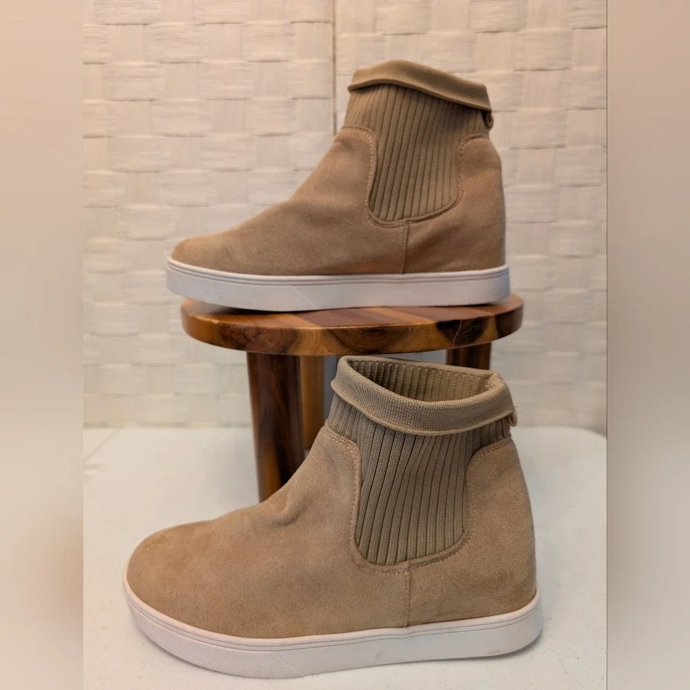 Boutique by Corkys Tan Faux Suede Ribbed Knit High Top‎ Sneaker Boots Booties