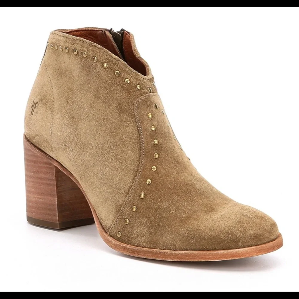 Frye Women's Nora Stud Zip Short Booties in Sand Size 8Regular