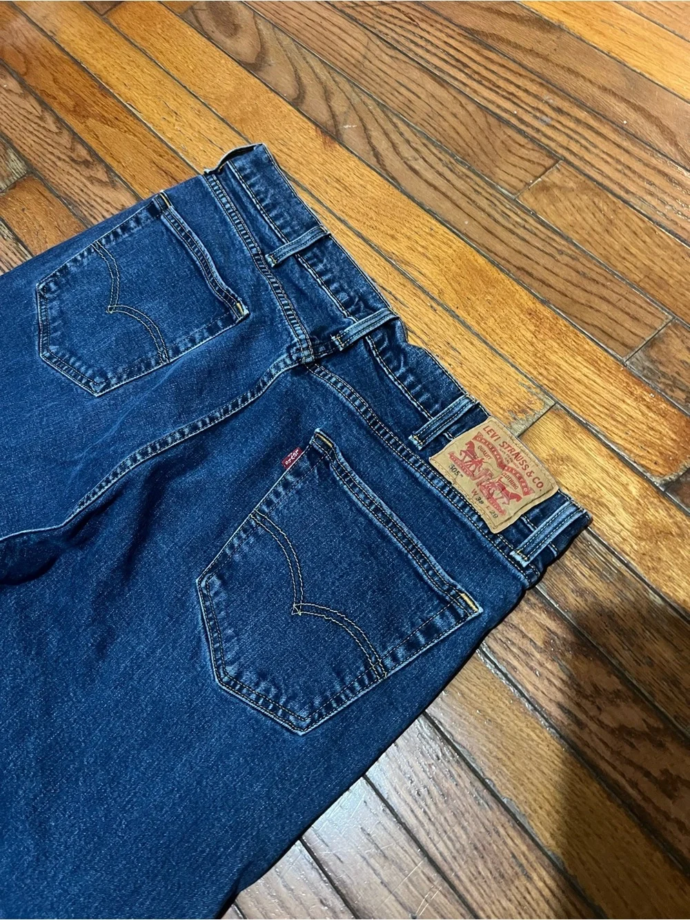 Levis relaxed straight