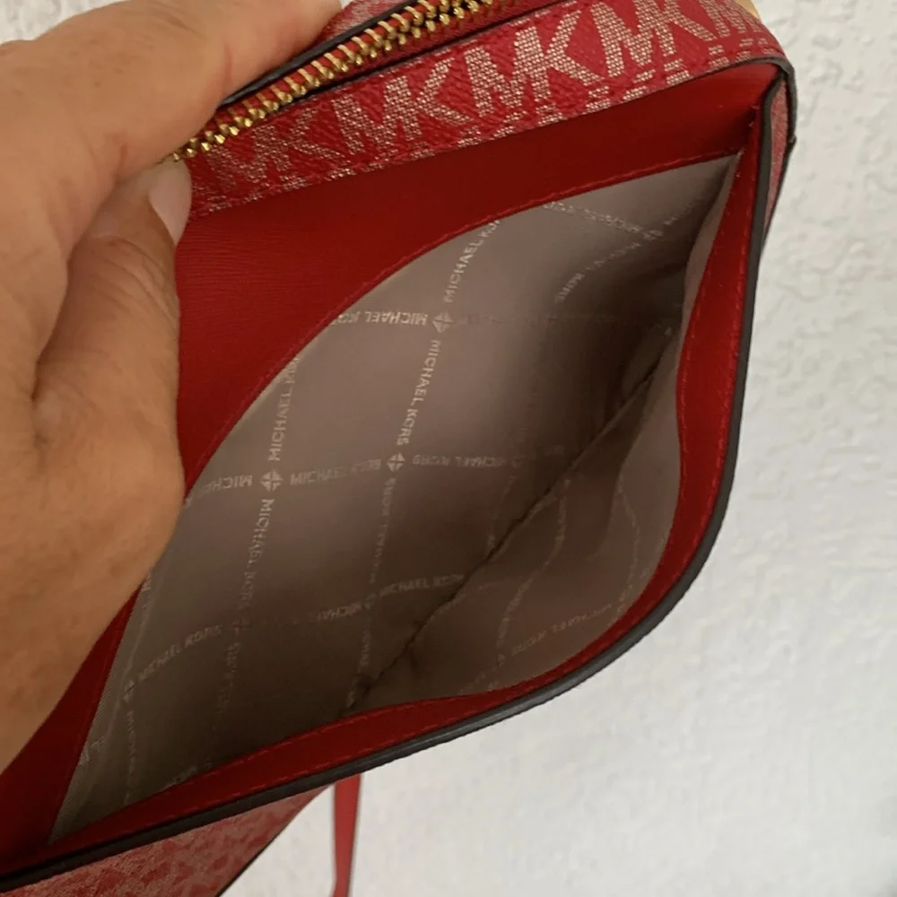 Michael Kors crossbody purse with removable chain lots of pockets