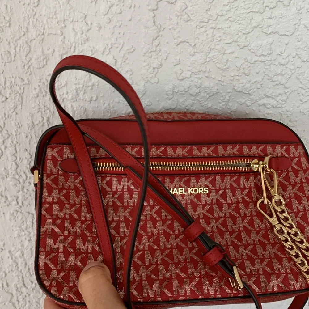 Michael Kors crossbody purse with removable chain lots of pockets