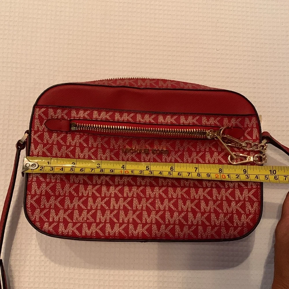 Michael Kors crossbody purse with removable chain lots of pockets
