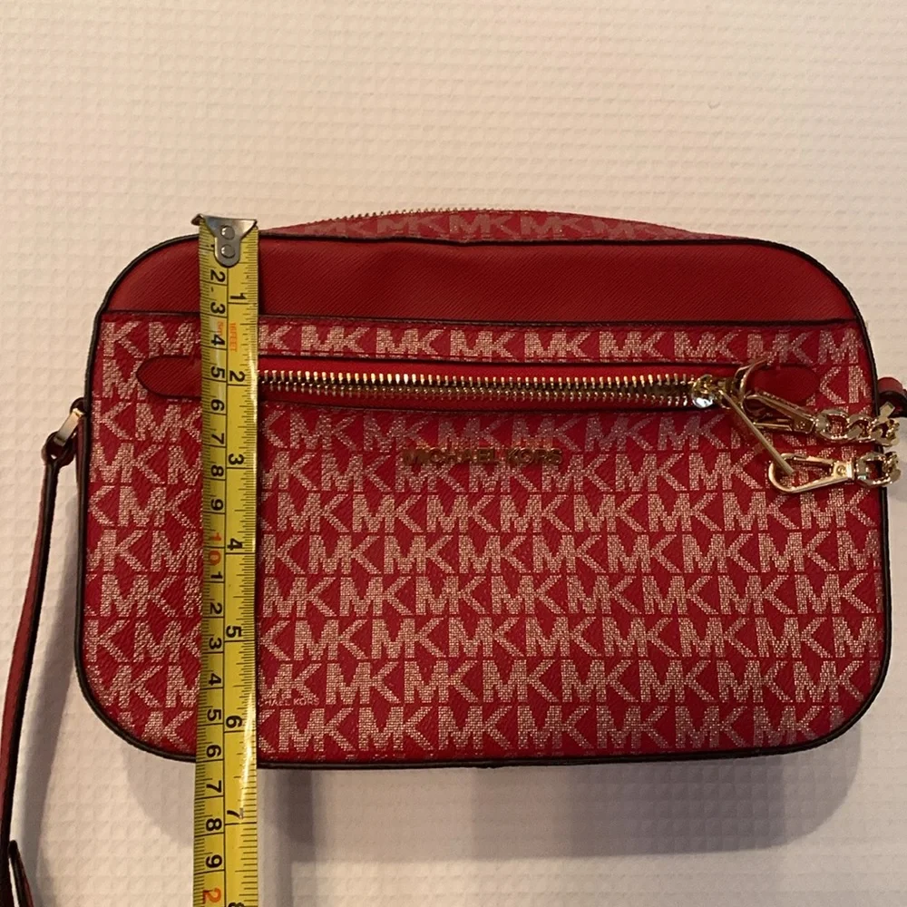 Michael Kors crossbody purse with removable chain lots of pockets