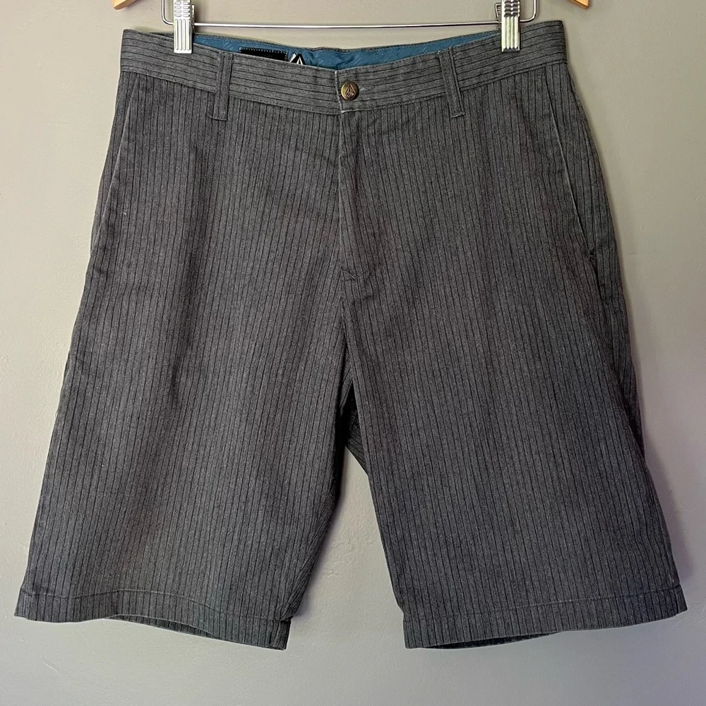 VOLCOM Y2K Vintage Gray Pinstripe Bermuda Board Shorts Embroidered Logo Size 32