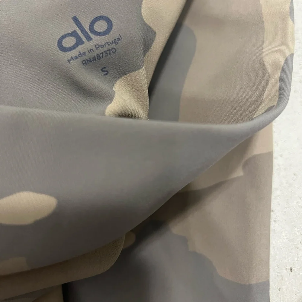 ALO Yoga Women's Camo High-Waist Leggings in Olive & Dark Green