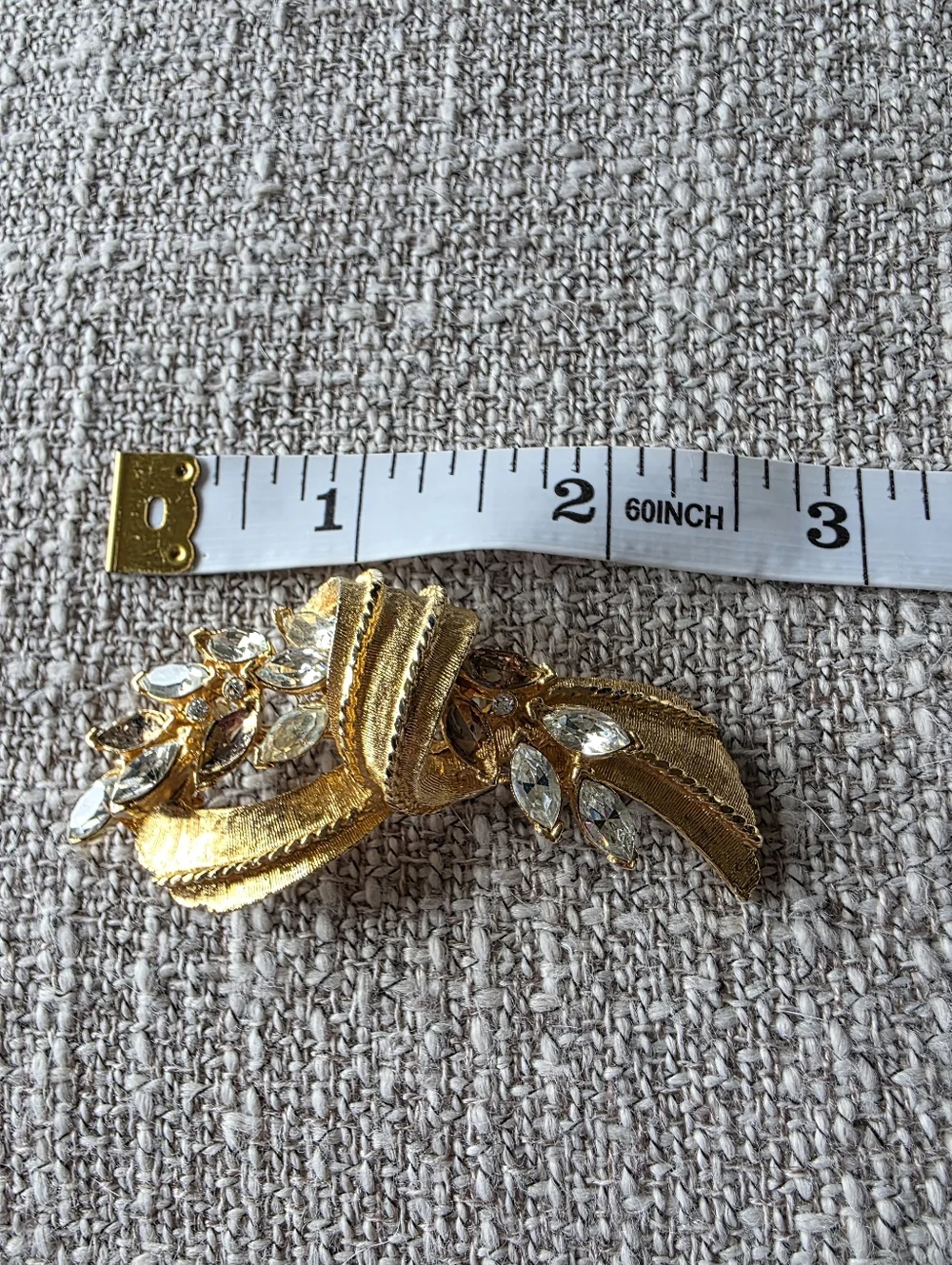 Vintage BSK rhinestone ribbon brooch in Gold-tone