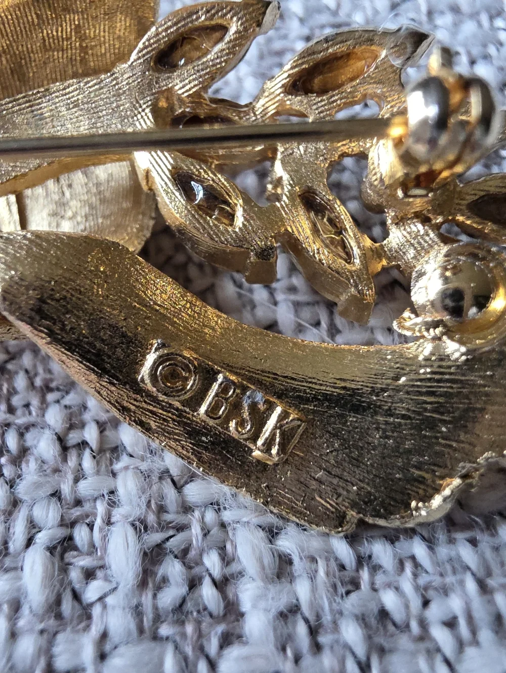 Vintage BSK rhinestone ribbon brooch in Gold-tone