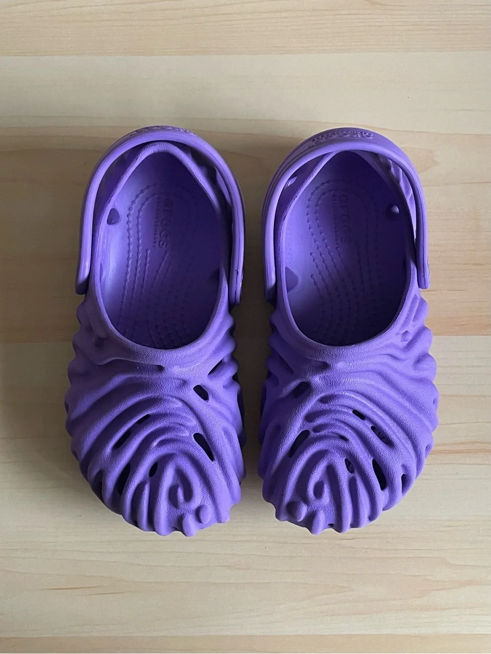 CROCS eye catching