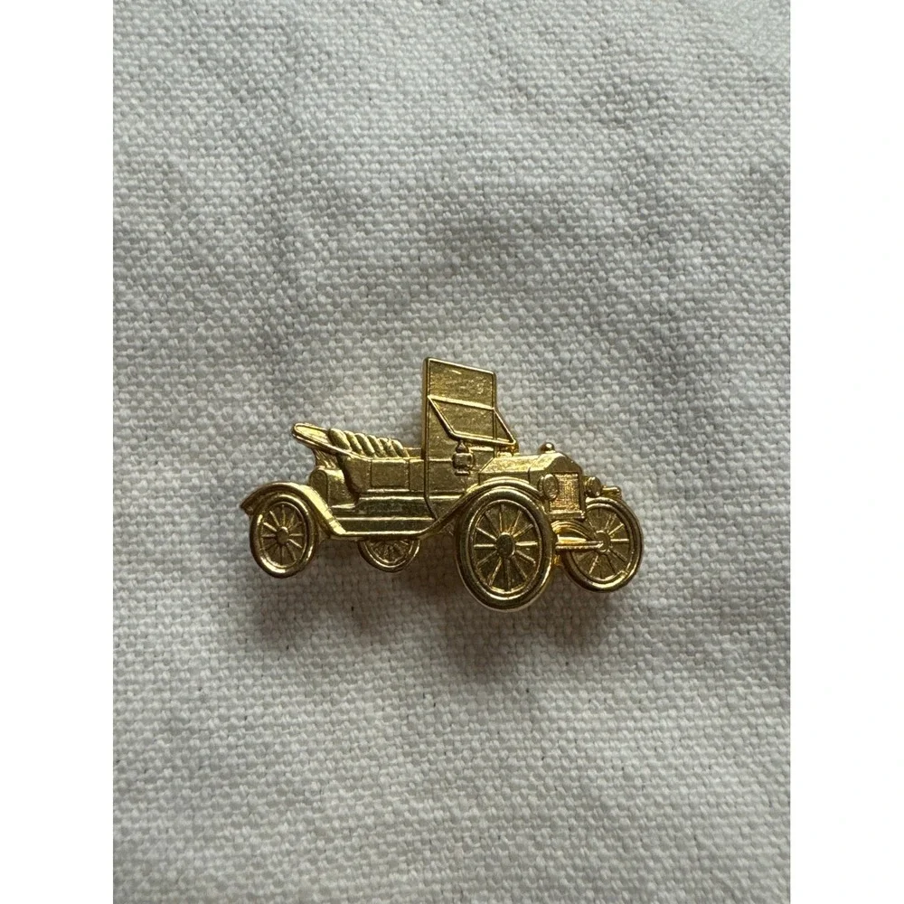 Vintage‎ Gold Tone Antique Car Lapel Pin Antique Automobile Collector Pin
