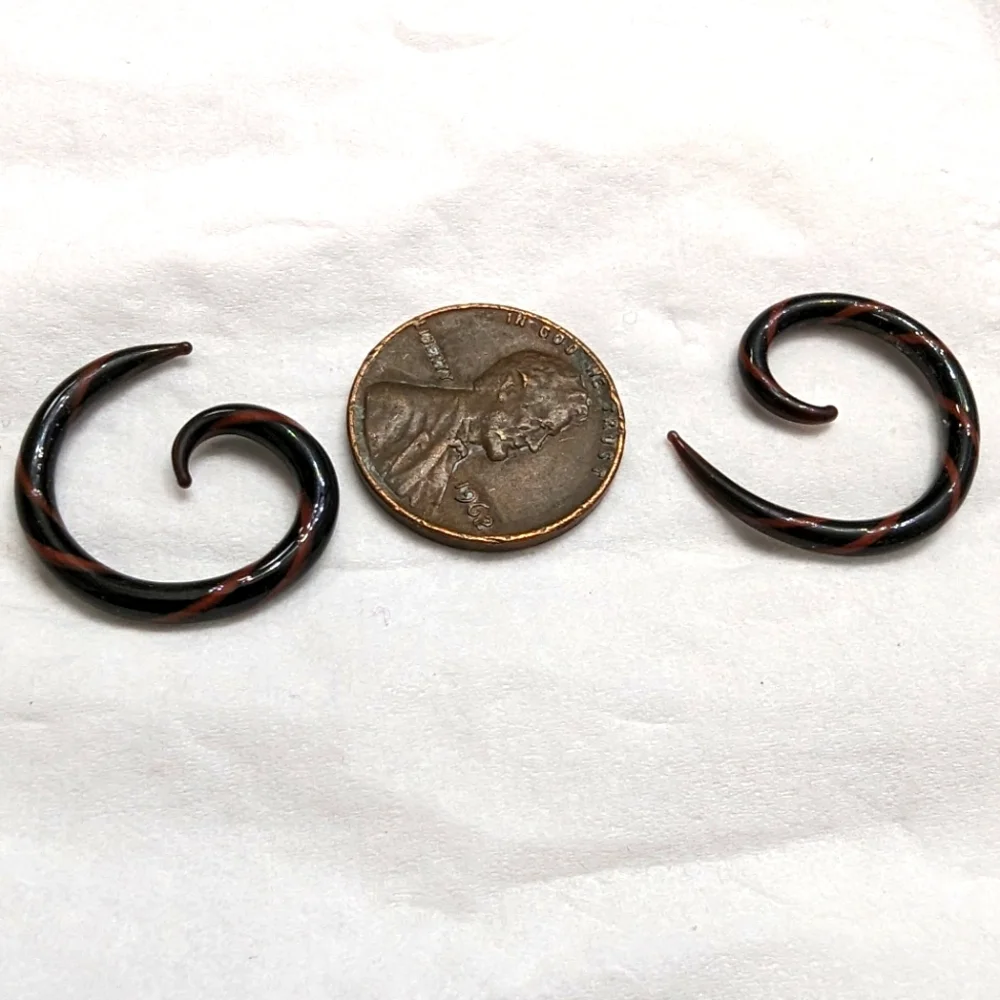 8g 1 pair of red and black Glass spiral tapers 8g gauged earrings