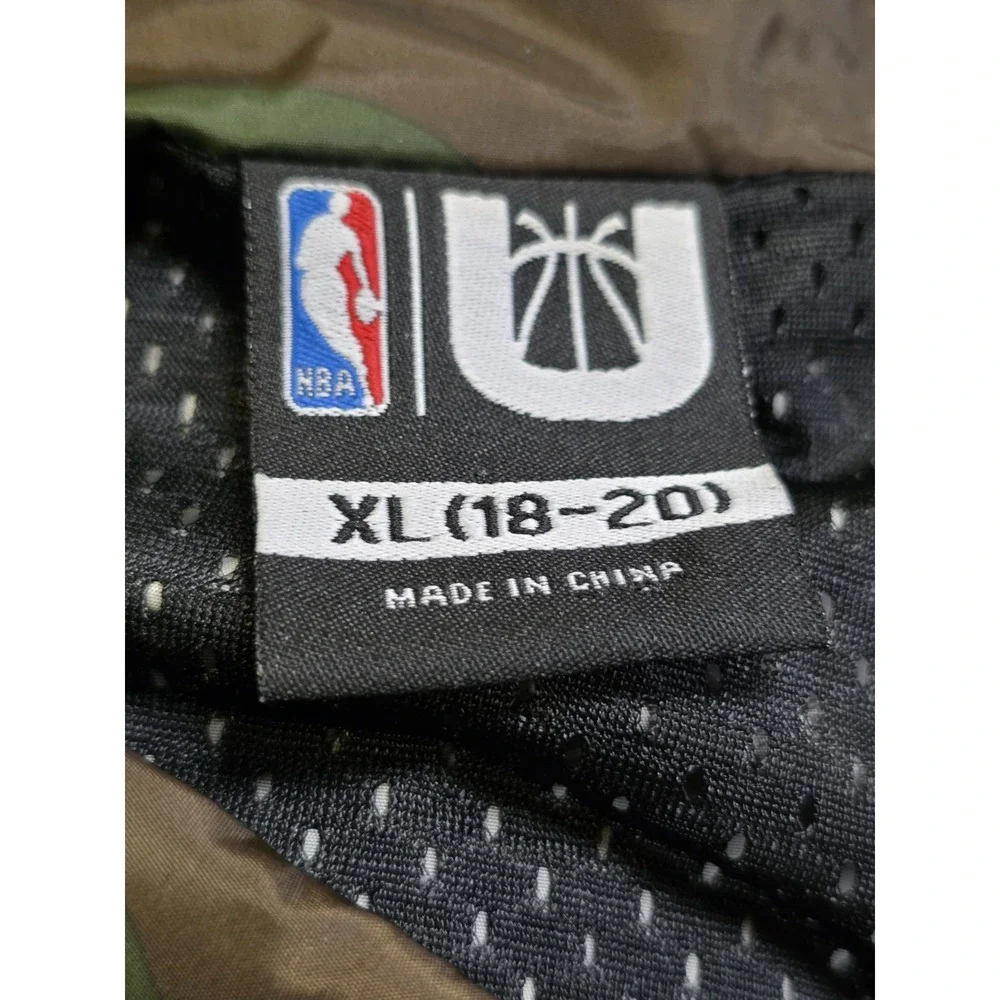 Chicago Bulls Camo Jacket Men's Medium / Youth XL 18-20 Snap Windbreaker NBA A13