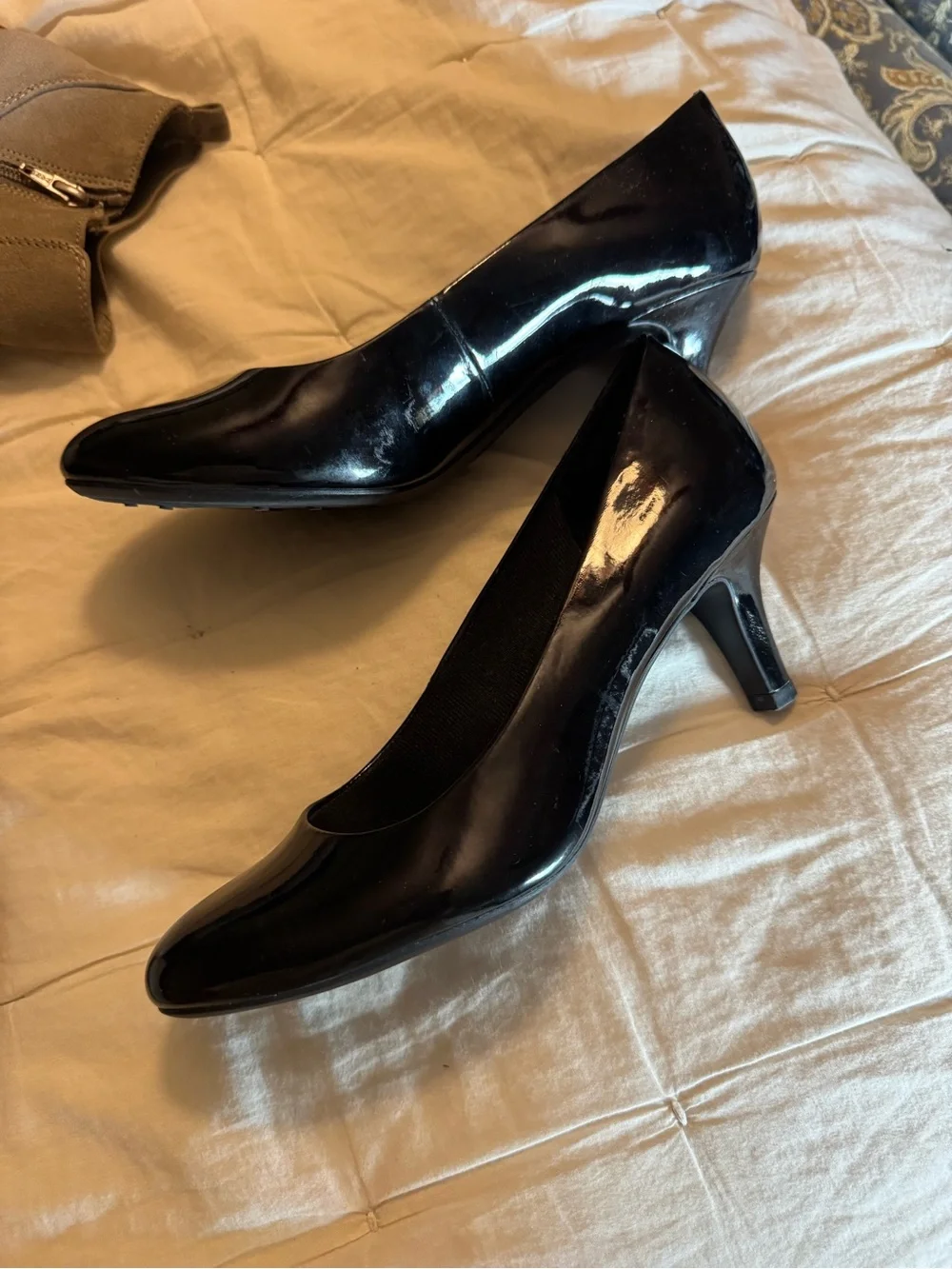 Life Stride Black Patent Mid Heel Pumps