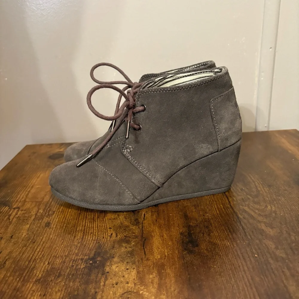 Toms dark grey