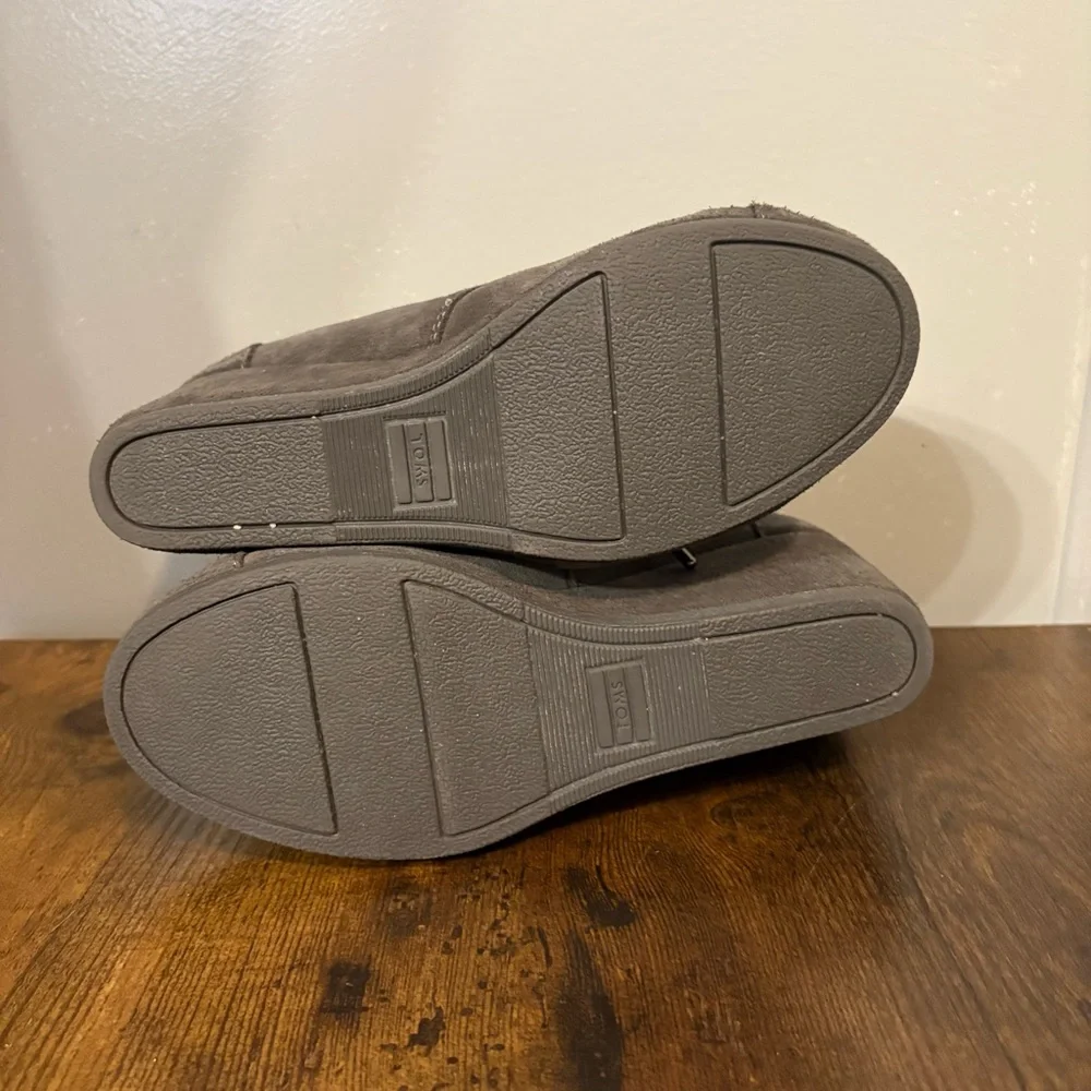 Toms dark grey